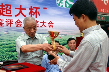 4月25日，2005年“超大杯”名優(yōu)綠茶鑒評(píng)會(huì)隆重舉行