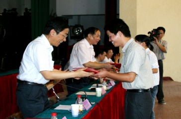 9月17日，2003年度超大獎研金頒獎典禮在福建農(nóng)林大學(xué)校禮堂舉行